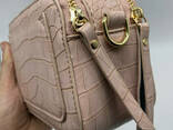 Женская прямоугольная сумка кросс-боди на широком ремешке рептилия крокодил розовая пудра - фото 3