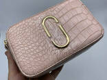 Женская прямоугольная сумка кросс-боди на широком ремешке рептилия крокодил розовая пудра - фото 1