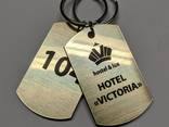 Железные бирки для ключей гостиницы отеля хостела с логотипом и номером
