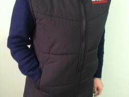 Жилет черный, на синтепоне, стеганный, с карманами